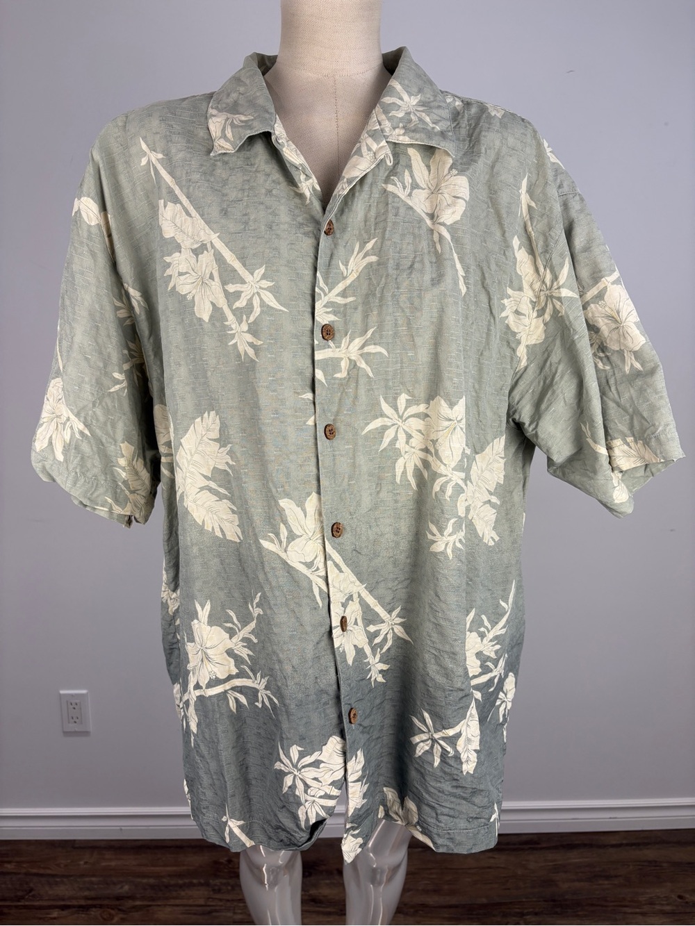 Vintage Tommy Bahama 100% Silk Hawaiian Shirt XL Sage Green Tropical Camp